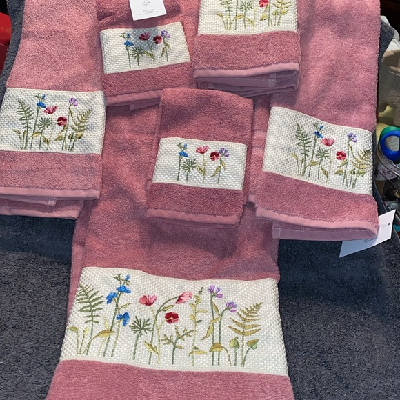 Beautiful NWT Pink Embroidered Flowers Towel Set - Picture 6 of 13